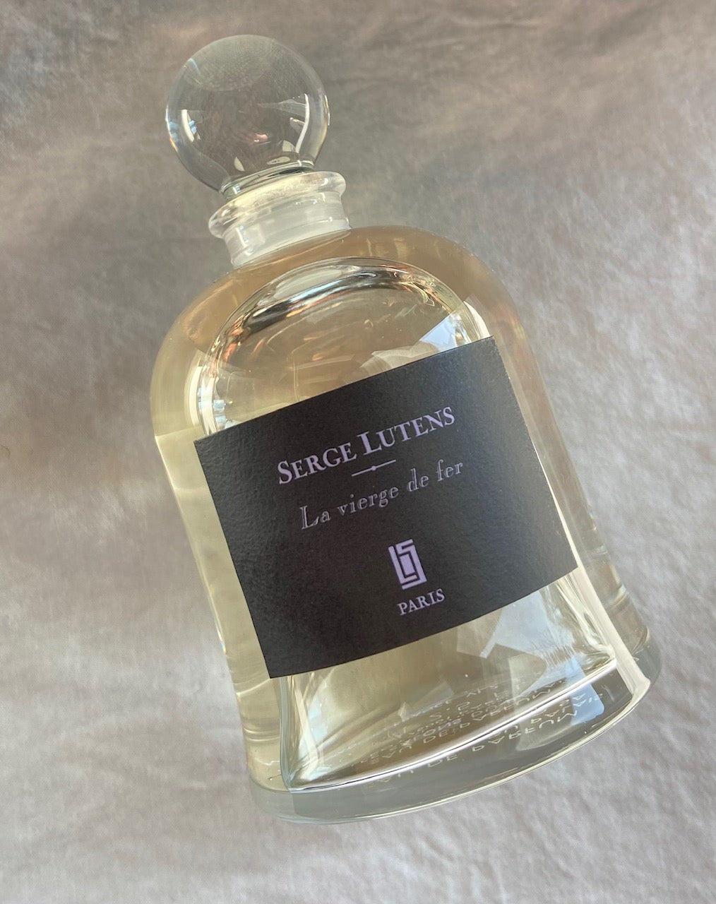 Serge Lutens La vierge de fer 香水 La Vierge De Fer – floral and clean and bright – perfumeniche